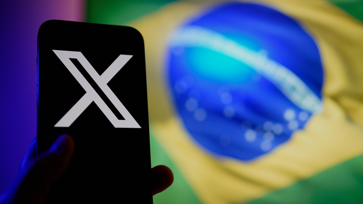 Das X-Logo vor einer brasilianischen Flagge © IMAGO / NurPhoto