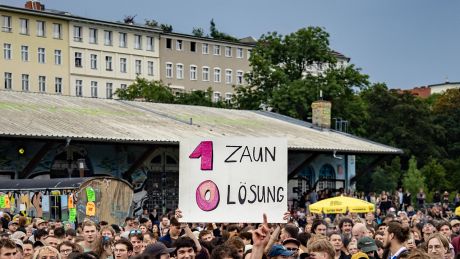 Publikum während des Auftritts der Berliner Hip Hop Band K. I. Z. am 21.06.2024 auf einer Kundgebung gegen die Errichtung eines Zauns im Görlitzer Park © imago images/Emmanuele Contini