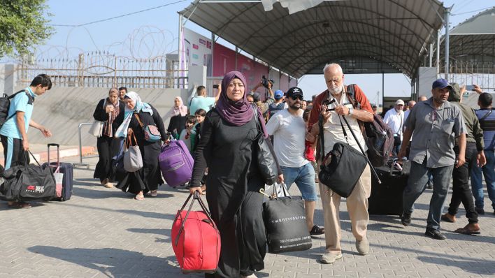 Menschen bereiten sich darauf vor, den Gazastreifen über den Rafah-Übergang im südlichen Gazastreifen nach Ägypten zu verlassen (Archivbild von November 2023) © picture alliance/dpa/Xinhua | Khaled Oma