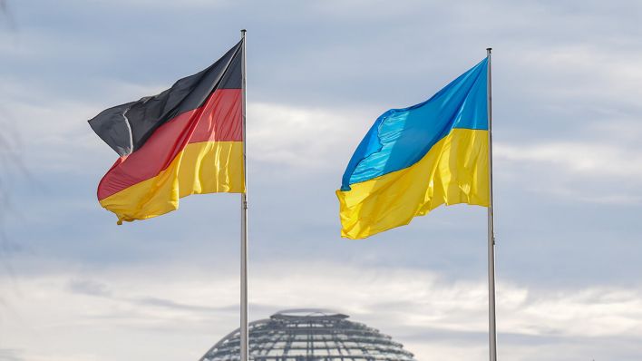 Die Flaggen von Deutschland und der Ukraine wehen vor dem Bundestag © picture alliance/dpa | Michael Kappeler