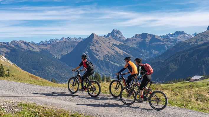 Mountain-Biker mit E-Bikes in den Alpen