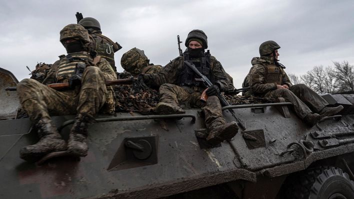 Ukrainische Soldaten fahren mit einem Schützenpanzer in Richtung Frontlinie © Evgeniy Maloletka/AP/dpa