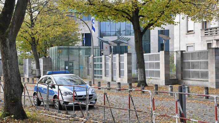 Ein Polizeiauto steht an der israelischen Botschaft in Berlin © Paul Zinken/dpa