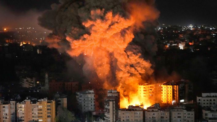 Flammen und Rauch steigen aus Gebäuden auf, die von israelischen Luftangriffen in einem südlichen Vorort von Beirut getroffen wurden © Hussein Malla/AP/dpa