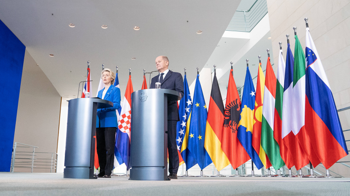 Berlin-Prozess-Gipfel: EU-Kommissionspräsidentin Ursula von der Leyen und Bundeskanzler Olaf Scholz bei der Pressekonferenz am Anschluss an das Treffen im Bundeskanzleramt © IMAGO / Chris Emil Janßen