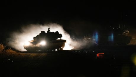 Ein israelischer Panzer in der Nähe zur libanesischen Grenze am 30.09.2024 © AP/Baz Ratner