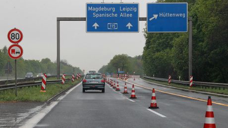 Verkehrsbehinderungen auf der Avus wegen Sanierungsarbeiten (Symbolbild) © imago images/Olaf Wagner