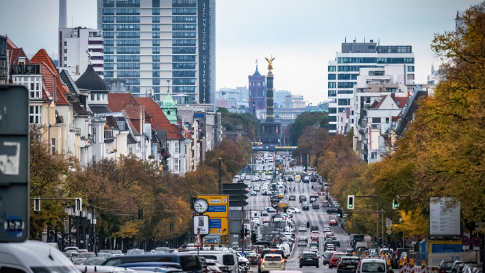 Berlin: Blick vom Theodor-Heuss-Platz auf die Siegessäule und das Rote Rathaus