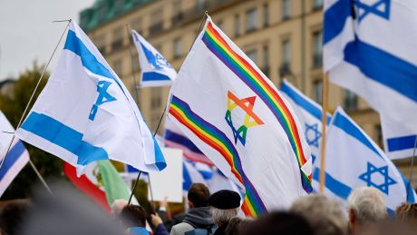 Israelische Fahnen wehen am 06.10.2024 auf einer Demonstration in Berlin © imago images/Future Image