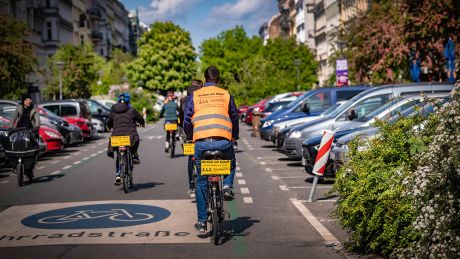 Radfahrende sind in der Oderberger Straße unterwegs © imago images/Jürgen Ritter