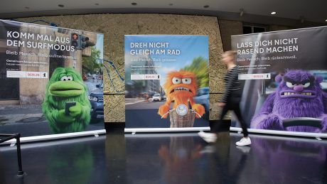 Plakate der neuen Verkehrssicherheitskampagne "Gemeinsam besser ankommen" © dpa/Jörg Carstensen