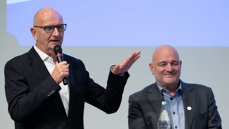 Dietmar Woidke (SPD) und Robert Crumbach (BSW) nehmen am 11.09.2024 an einer Diskussion teil © dpa/Soeren Stache