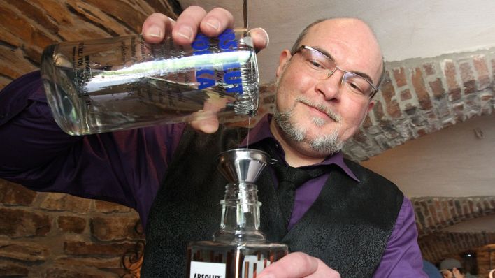 Thorsten Spuhn aus Erfurt bei der Deutschen Cocktail-Shaker-Maker-Meisterschaft 2015 © imago images/Funke Foto Services