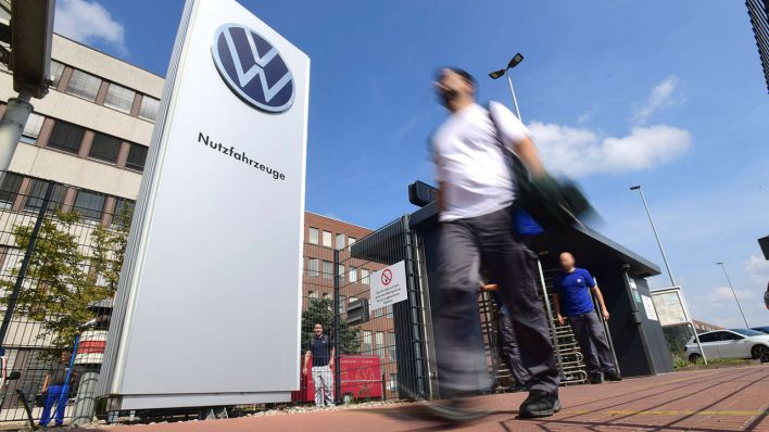 Mitarbeiter verlassen das Werksgelände von VW in Hannover (Symbolbild) © imago images/Future Image