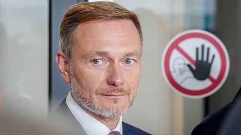 Christian Lindner (FDP), Bundesminister der Finanzen und FDP-Parteivorsitzender, steht nach dem Treffen seiner Fraktion mit Wirtschaftsverbänden im Reichstagsgebäude auf der Fraktionsebene des Bundestags neben einem Halte-Hinweisschild © dpa/Kay Nietfeld