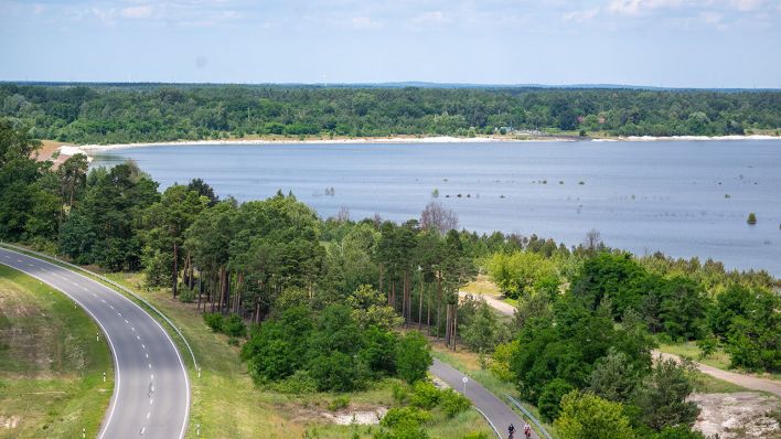 Eine Straße und ein Radweg verlaufen am Ufer des Cottbuser Ostsees entlang © picture alliance/dpa | Monika Skolimowska