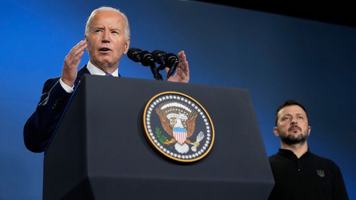 US-Präsident Joe Biden (r) zusammen mit Wolodymyr Selenskyj, Präsident der Ukraine © picture alliance / ASSOCIATED PRESS | Susan Walsh