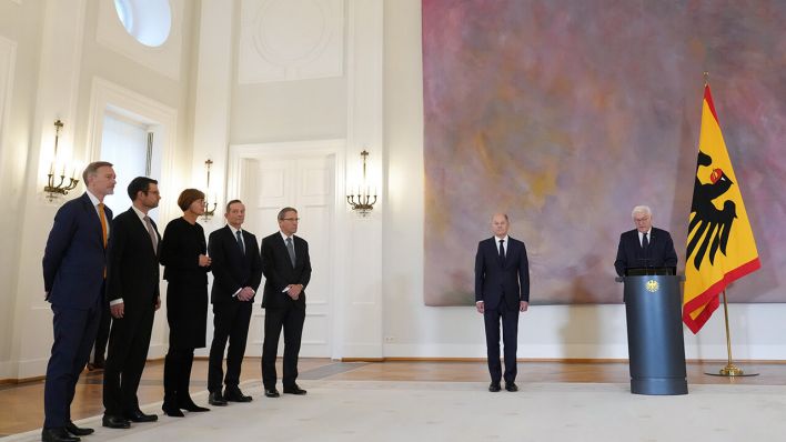 Bundespräsident Frank-Walter Steinmeier überreicht in Anwesenheit von Kanzler Olaf Scholz den FDP-Ministern im Schloss Bellevue ihre Entlassungsurkunden, Kukies seine Ernennungsurkunde © picture alliance/dpa | Kay Nietfeld