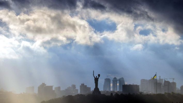 Sonnenstrahlen, die durch die Herbstwolken scheinen, beleuchten den rechten Teil von Kiew mit dem Mutterland-Denkmal in der Hauptstadt der Ukraine © Ukrinform/dpa