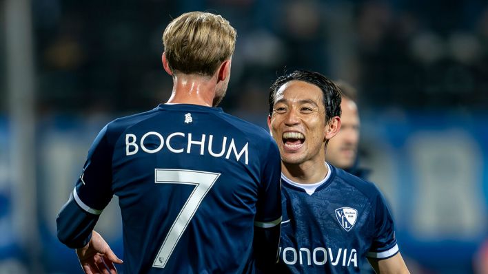 Bochums Lukas Daschner (l) und Bochums Koji Miyoshi jubeln nach dem Schlusspfiff gegen Leverkusen und den einen Punkt, den sie aus dem 1:1 mitnehmen © David Inderlied/dpa