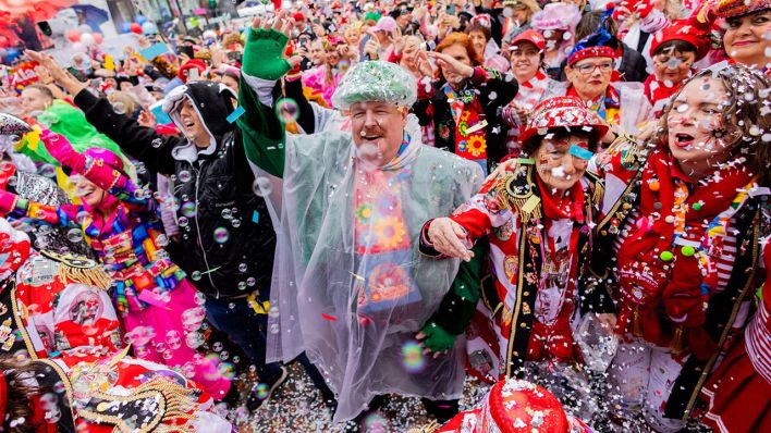 Jecken feiern den Auftakt der Karnevalssession auf dem Heumarkt in Köln © Rolf Vennenbernd/dpa