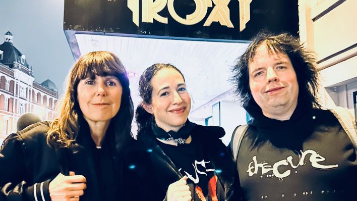 radioeins-Moderatorin Christiane Falk (l.) mit The Cure Fans in London