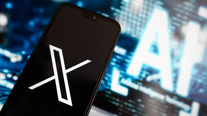 Das X-Logo auf einem Smartphone, im Hintergrund stehen die Buchstaben AI für Artificial intelligence © IMAGO/SOPA Images