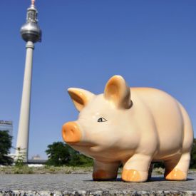 Sparschwein vor Fernsehturm und Rotem Rathaus (Foto: IMAGO / Steinach)