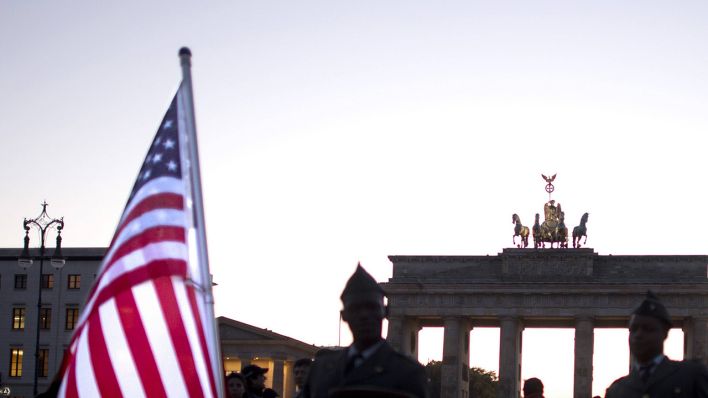 US-Flagge vor dem Brandenburger Tor in Berlin © IMAGO / IPON