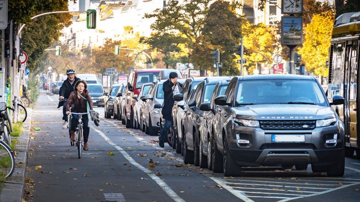 Radweg in der Kantstraße (Foto: IMAGO / Jürgen Ritter)