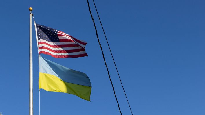 Die Fahnen der USA und der Ukraine © IMAGO / TT