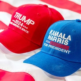 Basecaps Trump und Harris (Foto: IMAGO / Wolfgang Maria Weber)