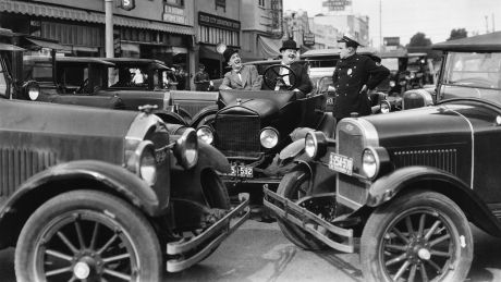 Stan Laurel und Oliver Hardy in einer Filmszene von 1928 © imago images/Everett Collection