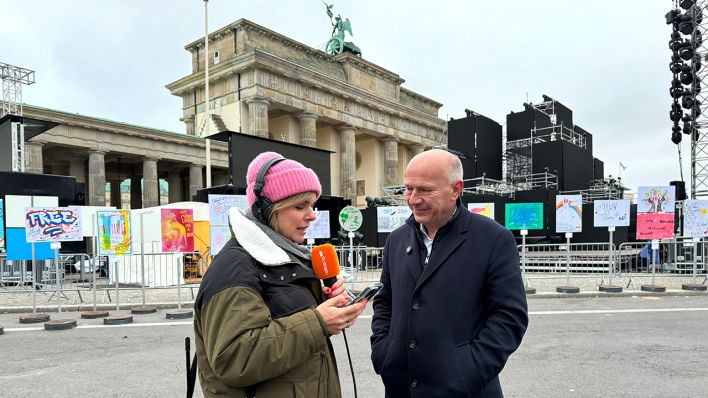 radioeins Moderatorin Julia Menger und der Regierende Bürgermeister Kai Wegner am Brandenburger Tor © radioeins/Krause