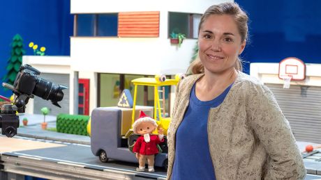 Sandmann-Redakteurin Nina Paysen von der rbb-Redaktion "Familie & Kinder" begleitet die Dreharbeiten © rbb/Thomas Ernst