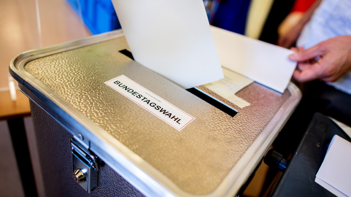 Ein Wähler wirft in einem Berliner Wahllokal seinen Wahlzettel in eine Wahlurne (Archivbild) © picture alliance/dpa|Hauke-Christian Dittrich