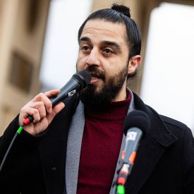 Tareq Alaows spricht am 14.01.2024 bei einer Demonstration in Berlin © imago images/Manngold