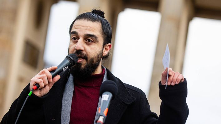 Tareq Alaows spricht am 14.01.2024 bei einer Demonstration in Berlin © imago images/Manngold