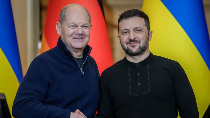 Wolodymyr Selenskyj (re.), Präsident der Ukraine, zusammen mit Bundeskanzler Olaf Scholz (SPD) © Kay Nietfeld/dpa