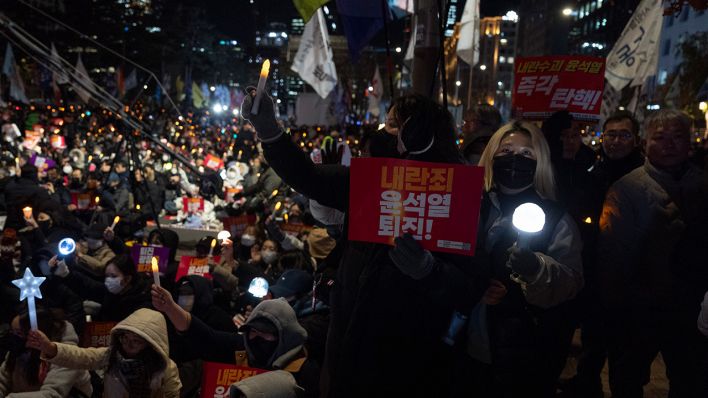 Demonstranten, die gegen den südkoreanischen Präsidenten Yoon protestieren, halten Transparente und skandieren Slogans vor der Nationalversammlung © Ng Han Guan/AP/dpa