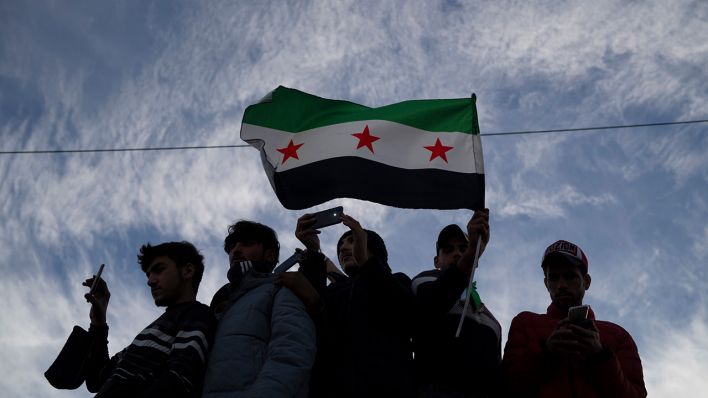 Syrer versammeln sich Tage nach dem Sturz der Regierung von Bashar Assad auf dem Umayyad-Platz in Damaskus © Leo Correa/AP/dpa