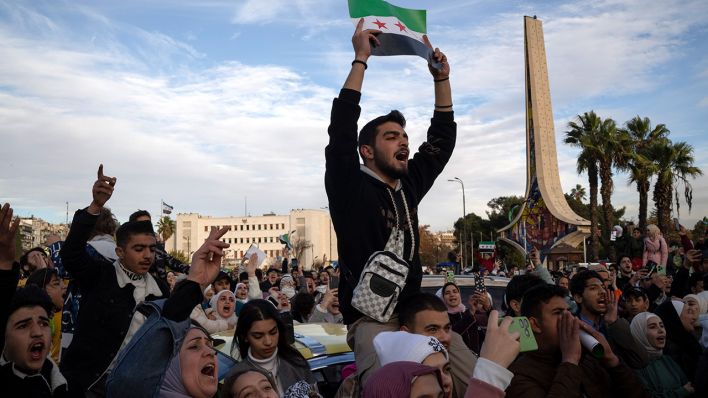 Syrer versammeln sich Tage nach dem Sturz der Regierung von Assad auf dem Umayyad-Platz und feiern © Leo Correa/AP/dpa