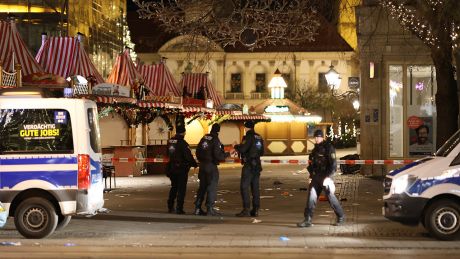 Einsatzfahrzeuge der Polizei stehen vor dem Weihnachtsmarkt in Magdeburg