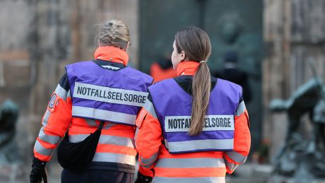 Notfallseelsorger stehen als Hilfe nach dem Anschlag auf dem Weihnachtsmarkt in Magdeburg bereit © Matthias Bein/dpa