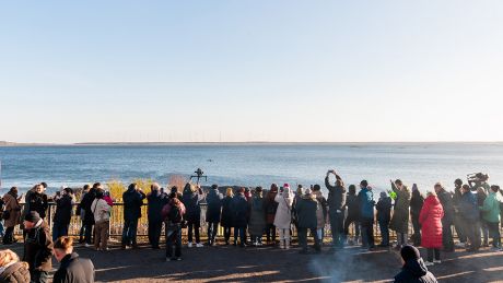 Gäste beobachten am Einlassrohr das Erreichen des Zielwasserstandes am Cottbuser Ostsee und die damit verbundene Einstellung der vorläufigen Flutung am Einlaufbauwerk des Cottbuser Ostsees © Carsten Koall/dpa