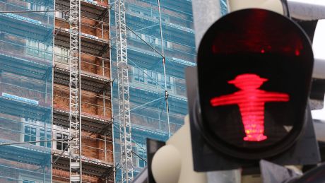 Eine rote Ampel steht vor einer Baustelle (Symbolbild) © imago images/BildFunkMV