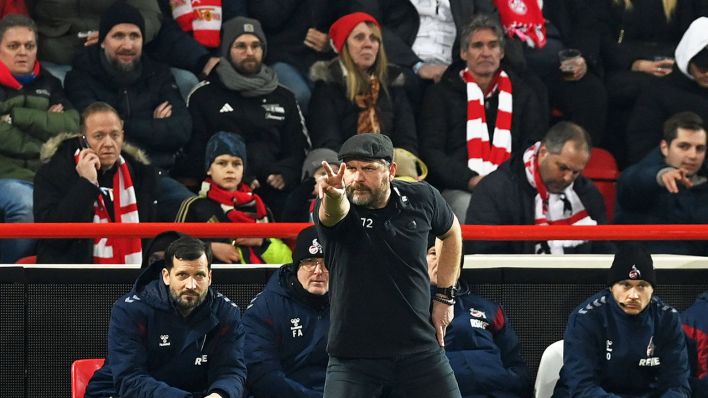 Steffen Baumgart steht am 20.12.2023 als Trainer des 1. FC Köln an der Seitenlinie im Stadion An der Alten Fördterei in Berlin © imago images/Matthias Koch