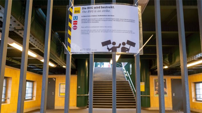 Ein Schild weist am geschlossenen U-Bahnhof Schönhauser Allee auf einen Streik des Personals der Berliner Verkehrsbetriebe (BVG) hin © IMAGO / Seeliger