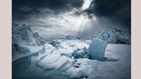 SEBASTIAN COPELAND Cloud Break, Greenland, 2023 © Sebastian Copeland / Courtesy of CAMERA WORK Gallery