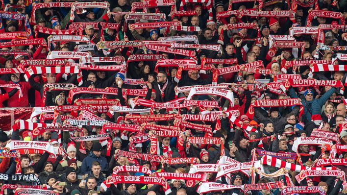 Fans des FC Energie Cottbus © IMAGO / Matthias Koch